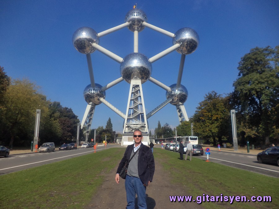 ATOMIUM ÖNÜNDE - BRÜKSEL / BELÇİKA (2012)