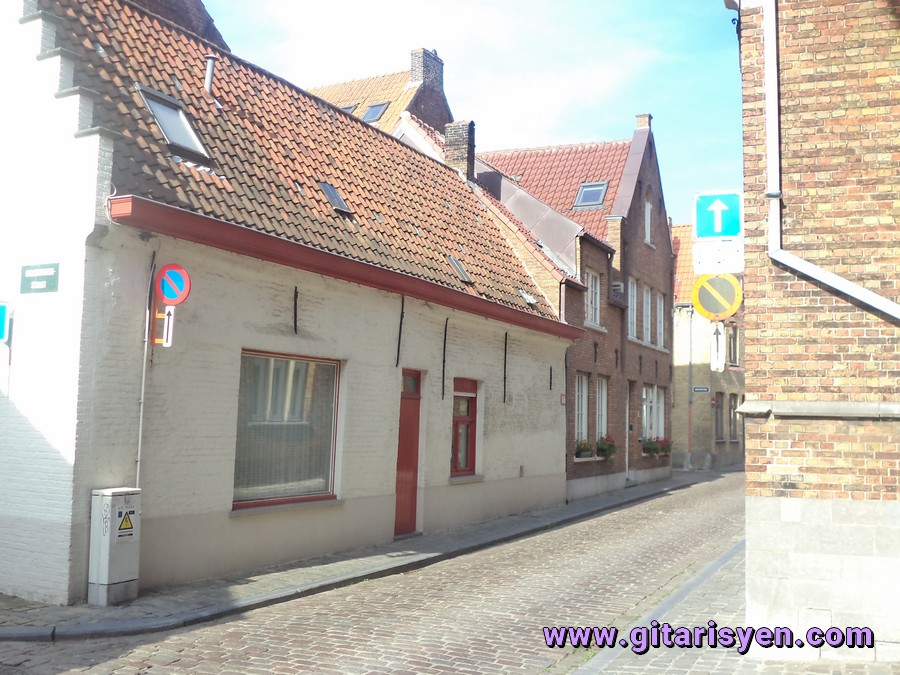 BRUGGE'DE BİR SOKAĞIN GÖRÜNÜŞÜ - BRUGGE / BELÇİKA (2012)