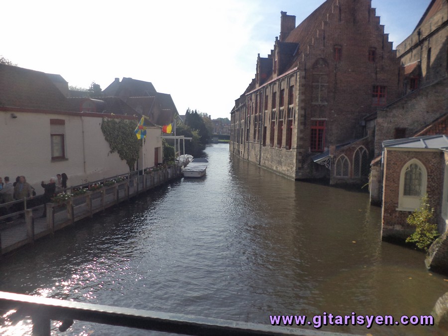 BRUGGE'DE KANALIN KÖPRÜDEN GÖRÜNÜŞÜ - BRUGGE / BELÇİKA (2012)