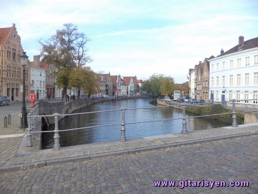 BRUGGE'DE KANAL ÜZERİNDE BİR KÖPRÜ - BRUGGE / BELÇİKA (2012)