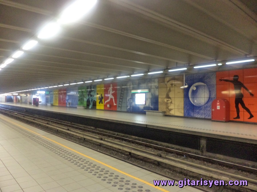 BİR METRO İSTASYONU - BRÜKSEL / BELÇİKA (2012)