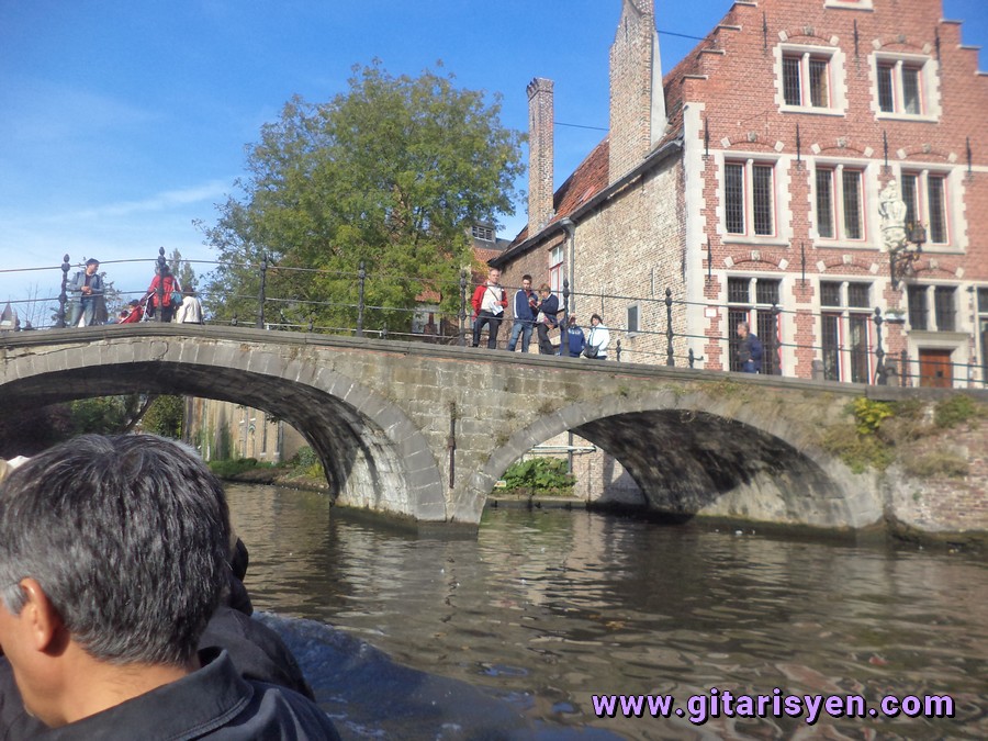 BRUGGE'DE TEKNE TURUYLA KANALI DOLAŞIRKEN - BRUGGE / BELÇİKA (2012)